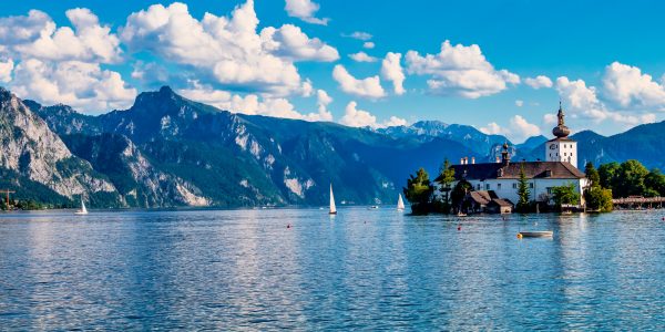 Gmundner Frischdienst Sortiment Schloss Ort Gmunden, Aufnahme vom See aus